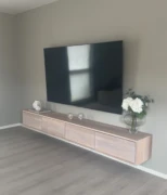 Holmgård vegghengt tv-benk, helstav eik